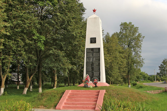 Памятник землякам в агрогородке Люсино