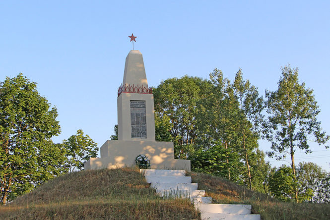 Памятник землякам в деревне Борки